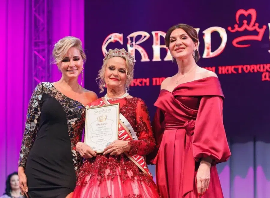 Бердск на конкурсе красоты представила 76-летняя Нелли Лысенко и выиграла второе место. В 2022 году поедет покорять Крым