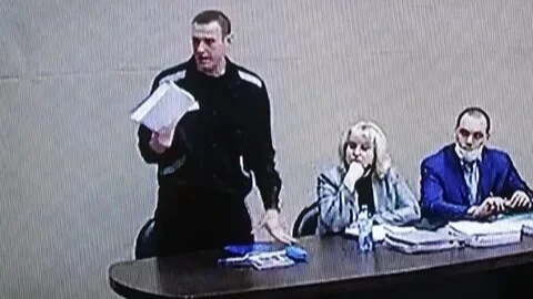 Навального* признали виновным по делу о мошенничестве и оскорблении судьи