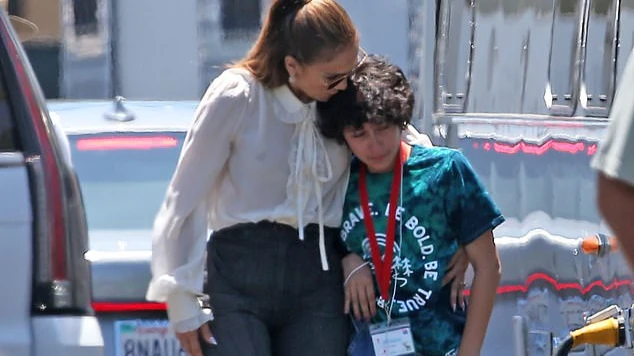 Дженнифер Лопез нежно обняла свою небинарную дочь, когда они вместе приехали на съемочную площадку к жениху певицы – актеру Бену Аффлеку – фото
