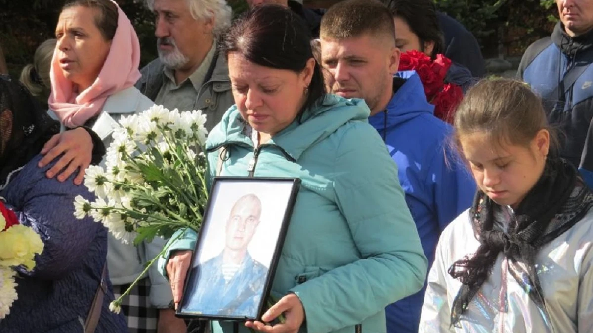 В Бердске похоронили 41-летнего Михаила Калмыкова, который погиб в ходе спецоперации на Украине – видео