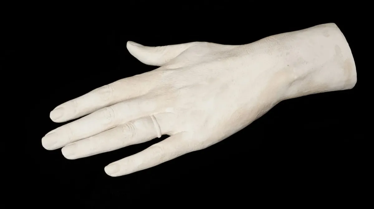 На аукцион выставлен слепок руки принцессы Дианы в натуральную величину за 40 тысяч фунтов стерлингов 