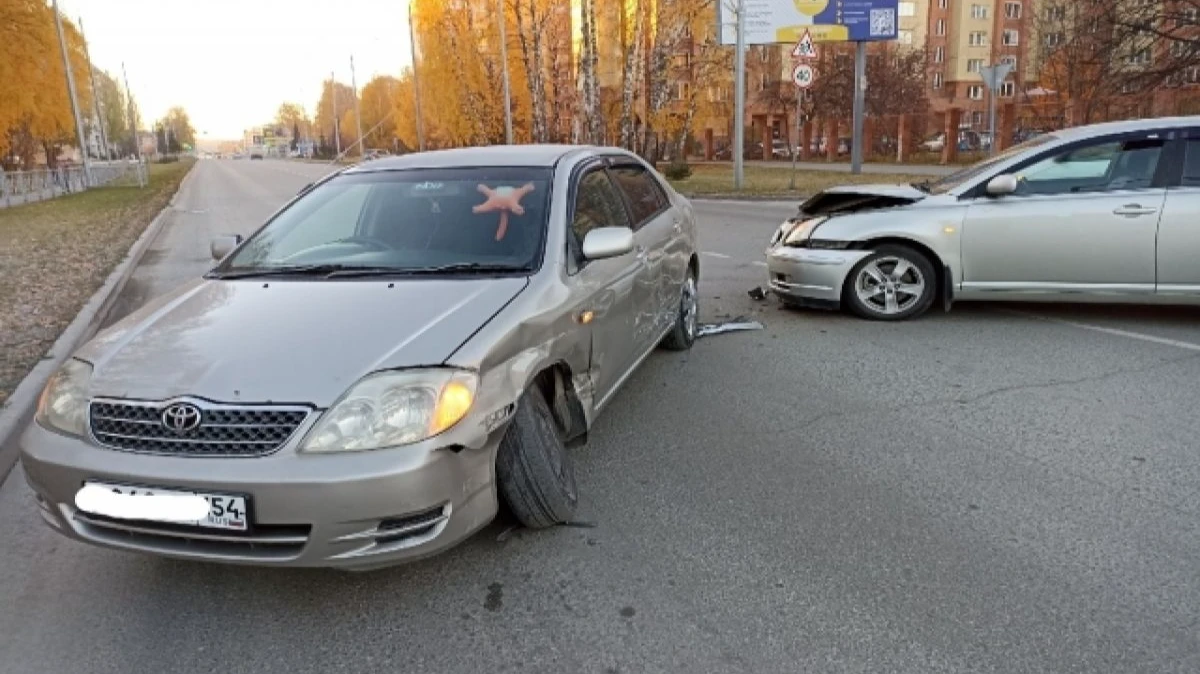 Две «Тойоты» врезались друг в друга на перекрестке в Бердске — одну из машин увезли на эвакуаторе