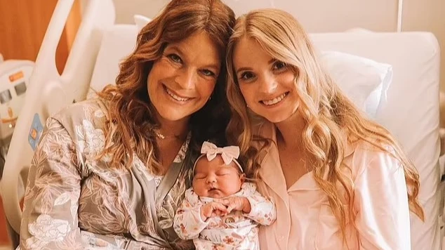В США мать восьмерых детей 50-летняя Чализ Смит родила внучку, став суррогатной матерью для своей дочери 