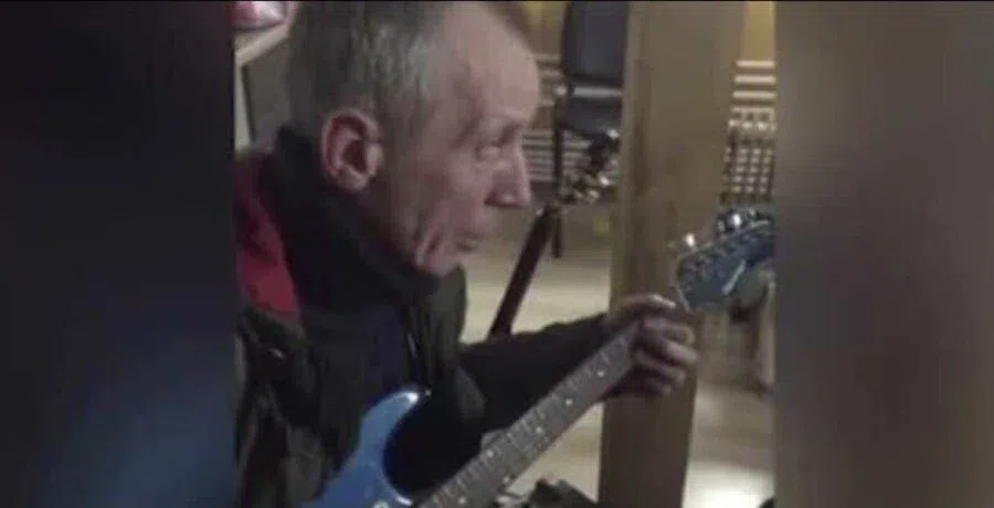 Слепой пенсионер из Новосибирска набирает популярность в TikTok исполнением на гитаре рок-хитов