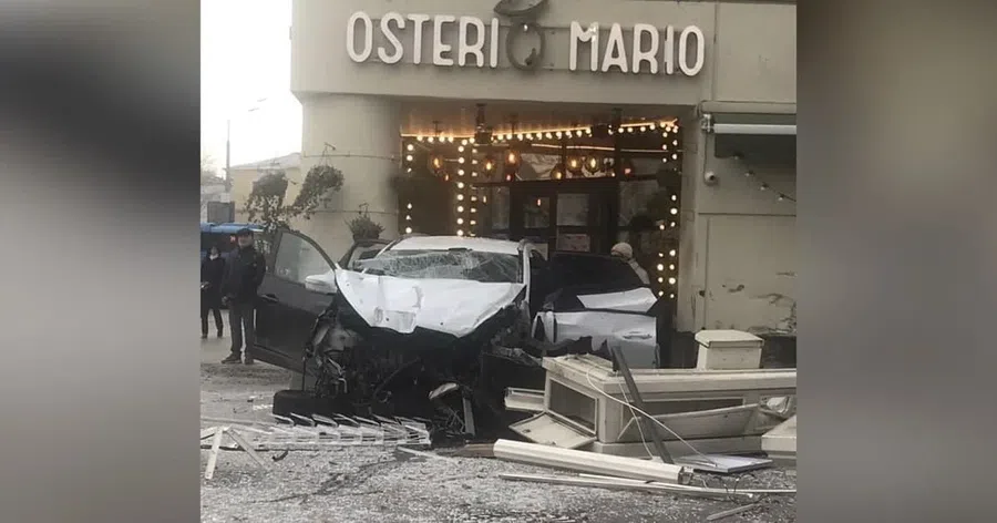 В Москве автомобиль снес газетный киоск и врезался в ресторан Osteriа Mario