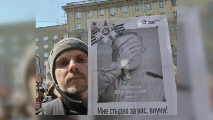 Сибиряк пришел на Бессмертный полк в Новосибирске с весьма «своеобразным» плакатом. Фото: Соцсети Владимира Салтевского  