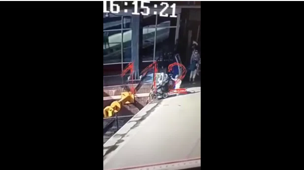 В Петербурге дети с коляской упали на рельсы на железнодорожном вокзале: Инцидент попал на видео