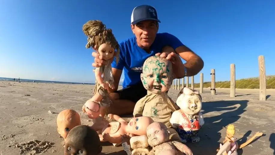 В Техасе ученые заповедника Миссия-Аранзас находят жутких кукол с растущими водорослями из ушей. Первой находкой стала кошмарная секс-кукла