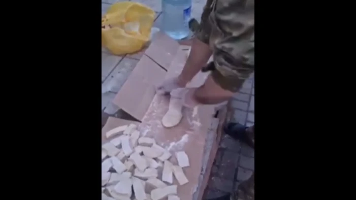 На Украине дагестанские силовики попали на видео, когда в перерывах между боями готовили себе "настоящий хинкал"