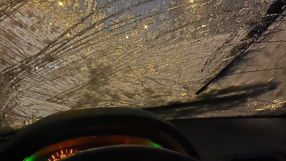 Глыба льда упала на машину жительницы Новосибирска и разбила лобовое стекло
