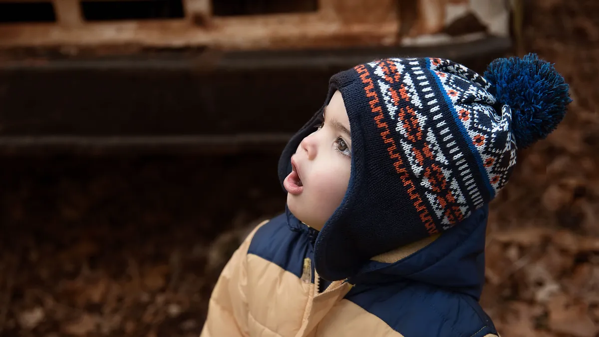 В Новосибирске двухлетний мальчик надел на голову горшок и не смог снять