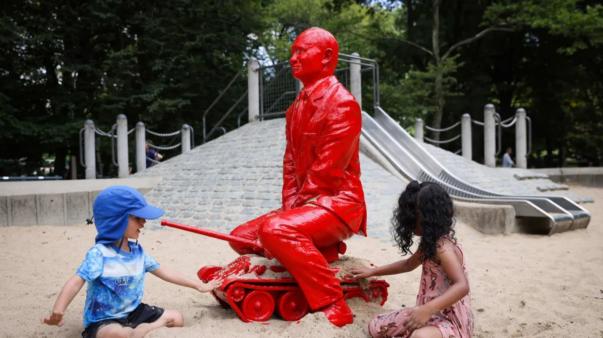 Красная скульптура Путина на мини-танке появилась в Нью-Йорке