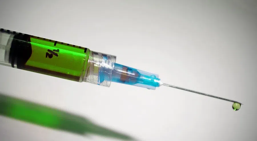 Новые штаммы коронавируса будут заражать вакцинированных, заявил ученый