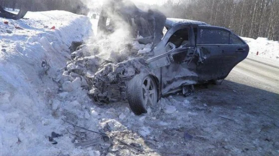Авария, в которую попали новосибирцы, разбила машины и жизни людей
