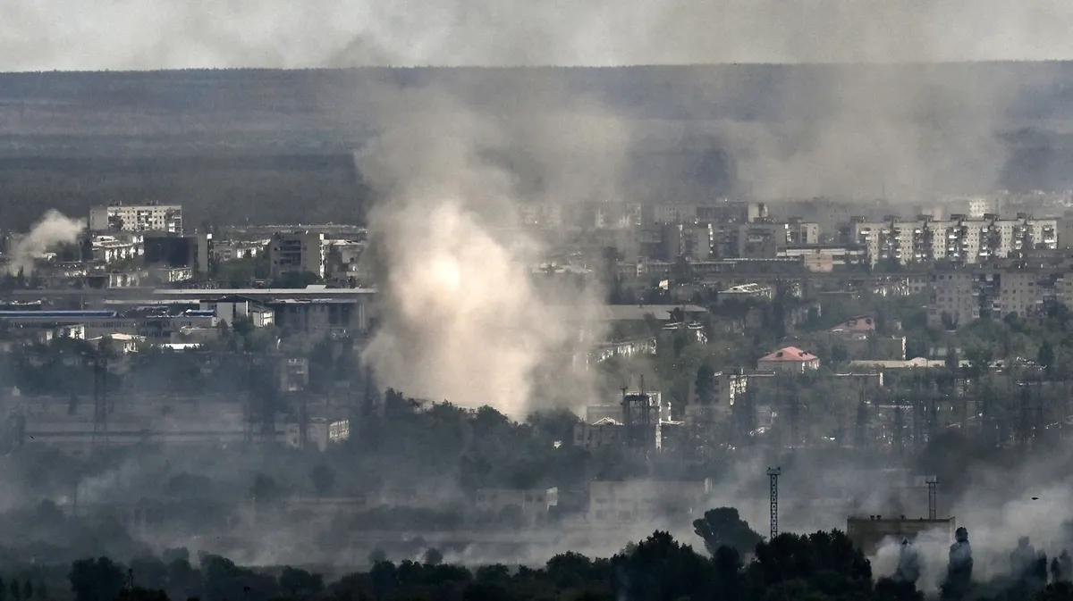 Дым и грязь поднимаются от обстрелов города Северодонецк на востоке Украины, Донбасс, 7 июня. Фото: Арис Мессинис/AFP/Getty Images