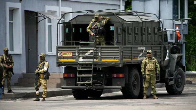 Российские солдаты охраняют территорию во время визита группы иностранных журналистов в Херсон. Фото: Еdition.cnn.com