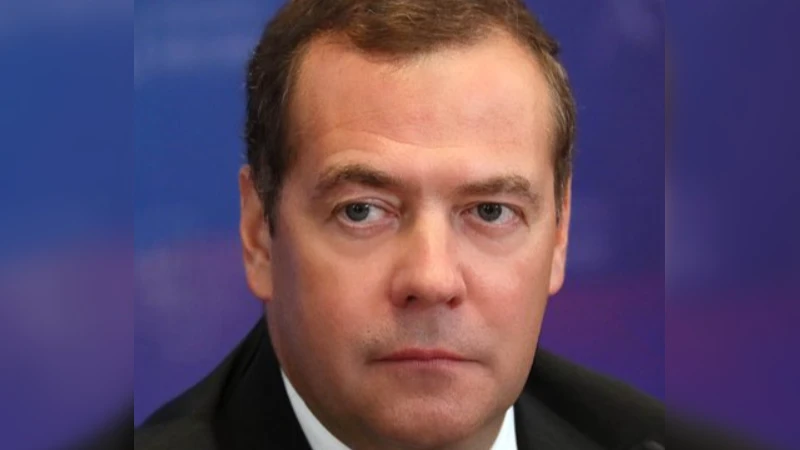 «Пусть сами прибегут или приползут и попросят об этом» : Медведев выступил против диалога с США