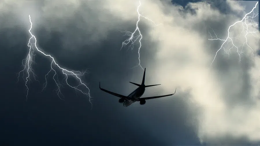 В Сочи при заходе на посадку в самолет ударила молния: Никто не пострадал