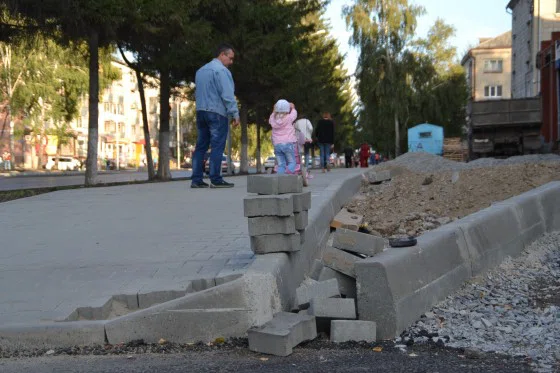 Не похоже на завершение работ по реконструкции ул. Ленина - у бывшего 25-го гастронома