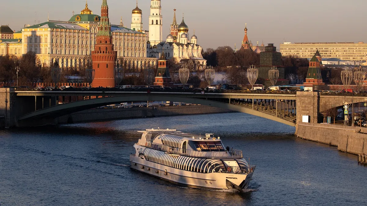 Туристический катер плывет по Москве-реке в Москве. Фото: Андрей Рудаков/Bloomberg/Getty Images