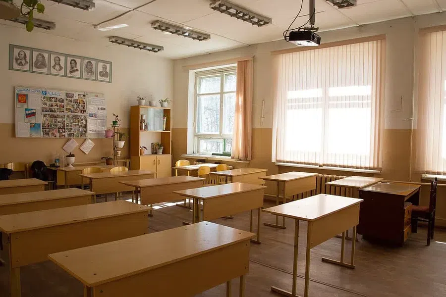 Ученик ударил одноклассницу партой в школе в Новосибирской области. Пришлось обращаться к врачу