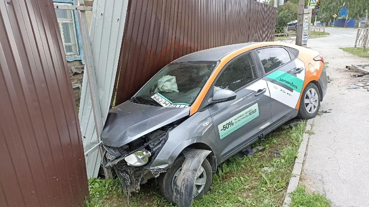 Автомобиль «Делимобиля» протаранил забор жилого дома в Бердске – видео