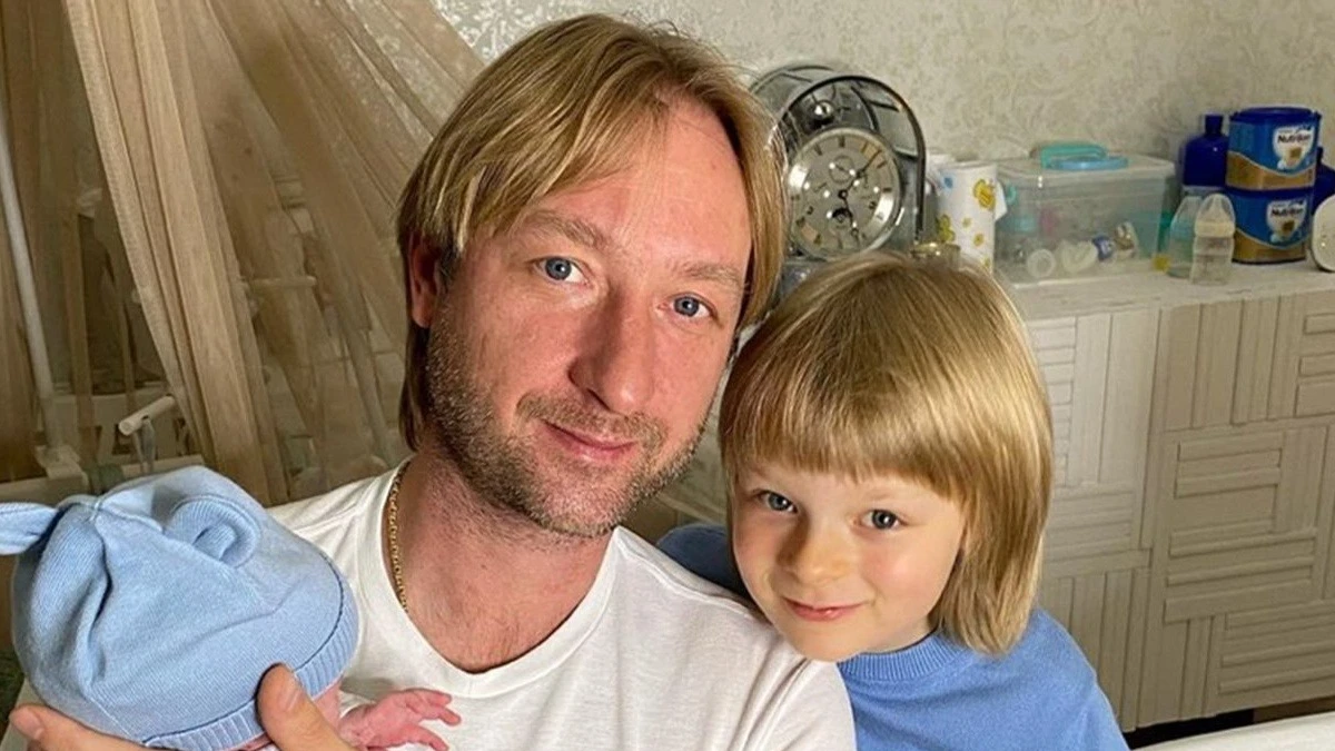 Евгений Плющенко с детьми. Фото: @plushenkoofficial | Instagram*