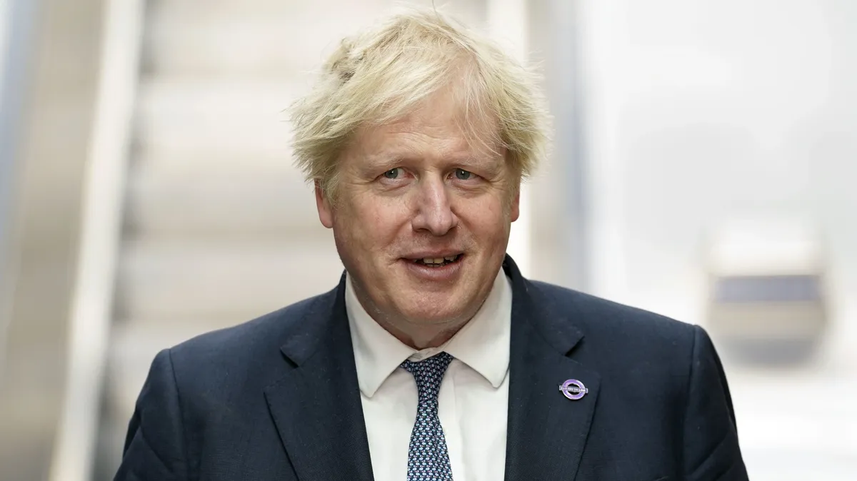 Премьер-министр Великобритании Борис Джонсон на вокзале Паддингтон в Лондоне, Англия, 17 мая. Фото: Эндрю Мэтьюз/Pool/Getty Images