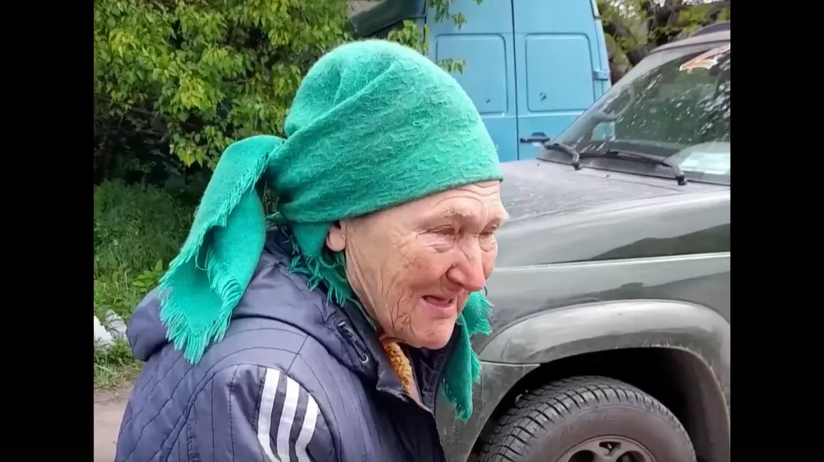 «Дает молочко детям и подкармливает семьи». 81-летняя жительница Мариуполя спасает от голода соседей, несмотря на обстрелы