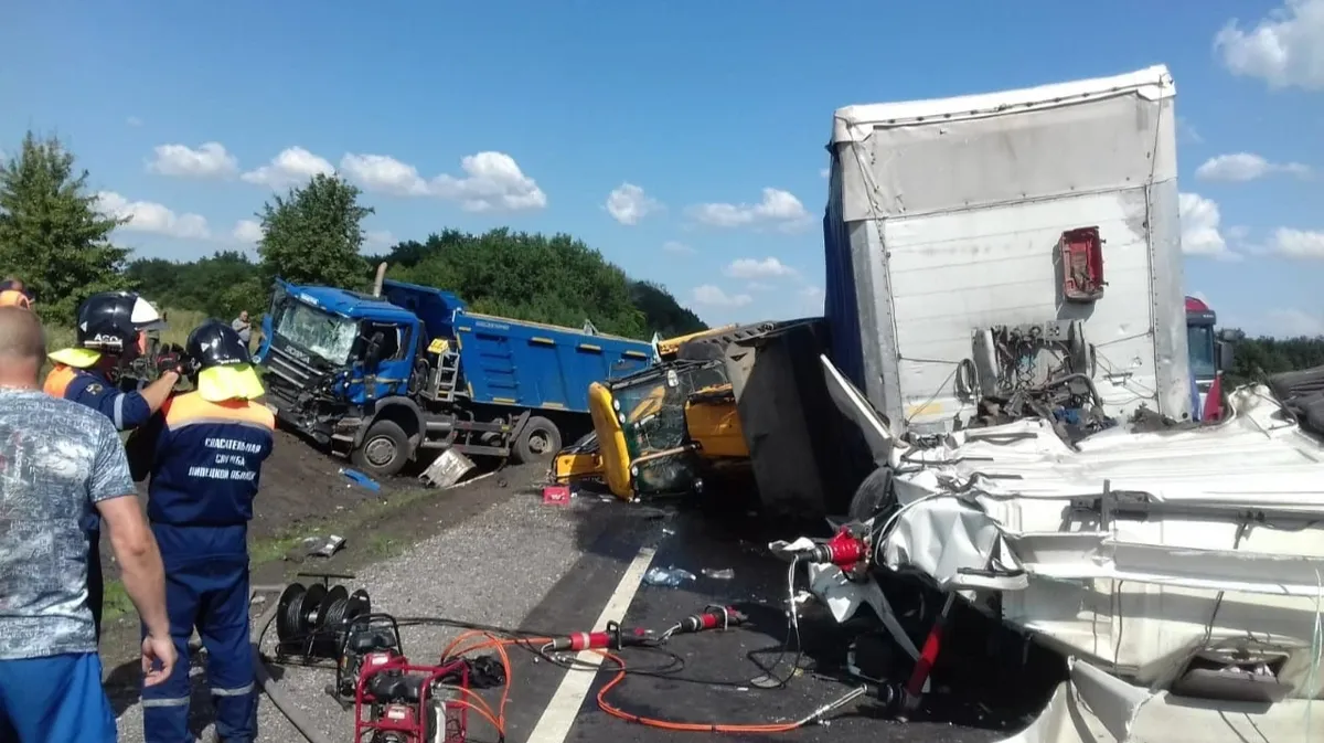 В Липецкой области погибли три человека в аварии с участие Volvo, Scania и погрузчика. Двое пострадавших госпитализированы