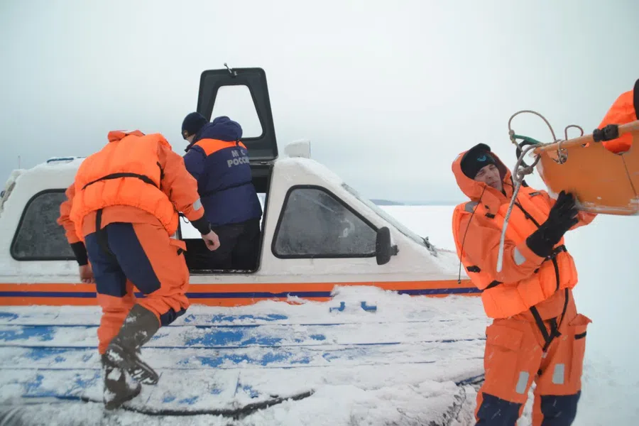 Рыбаки провалились под лед на Обском море под Бердском: Спасатели Бердского ПСО поехали на выручку