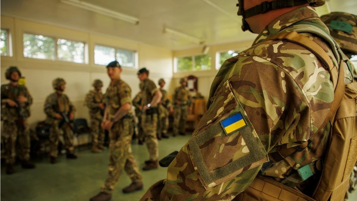 Украинские военные проходят курс бойца в Британии. Фото: t.me/brussinf