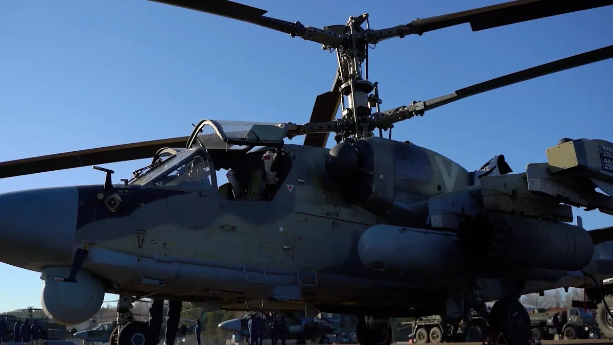 Российские ударные вертолеты Ка-52 разгромили огневые позиции украинской бронетехники 