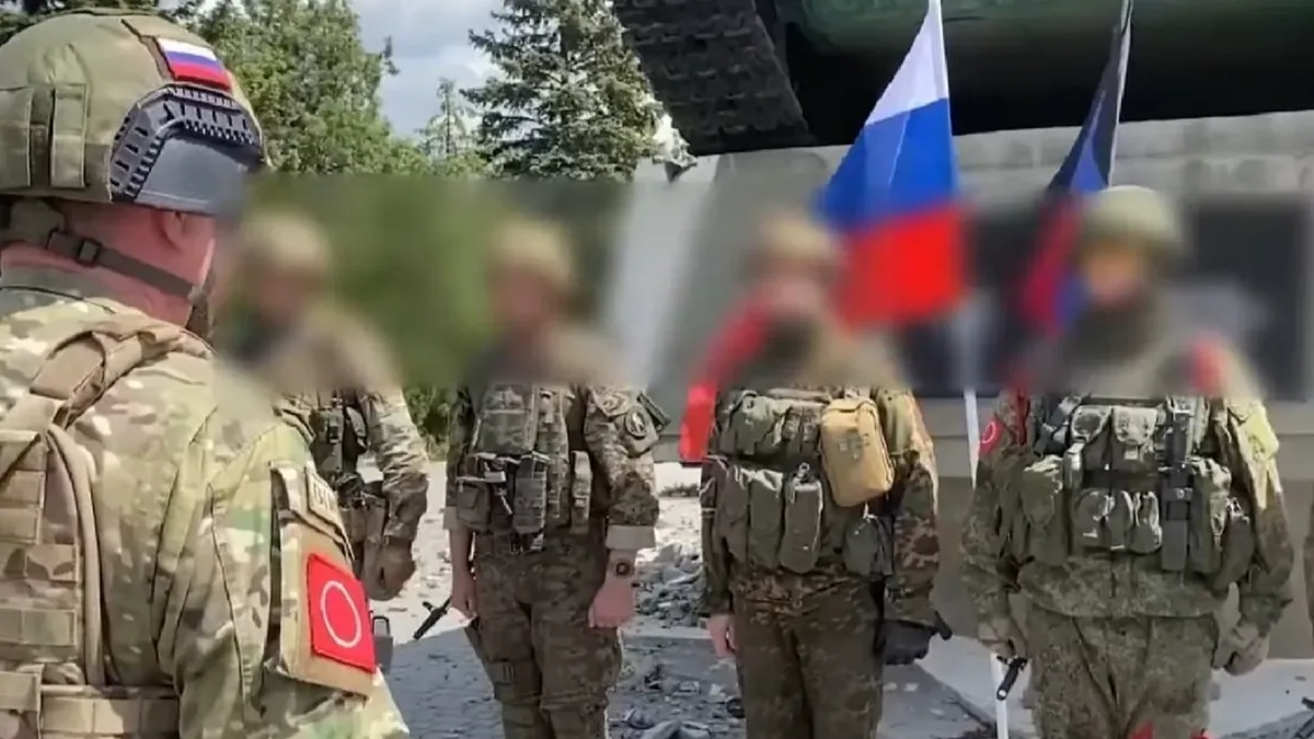 Минобороны наградили российских бойцов, занятых при освобождении Красного Лимана в Донбассе. Фото: скришнот с видео