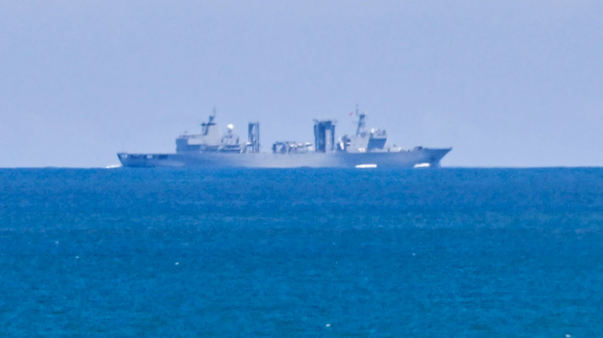Китайский военный корабль плывет у острова Пинтан, одной из ближайших к Тайваню точек материкового Китая, в провинции Фуцзянь. Фото: Гектор Ретамал/AFP/Getty Images