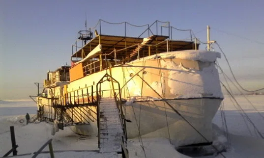 Списанный корабль в новосибирском Академгородке переоборудовали под баню 