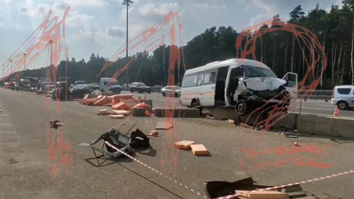 На Киевском шоссе микроавтобус резался в дорожный автомобиль. Фото: стоп-кадр видео 112
