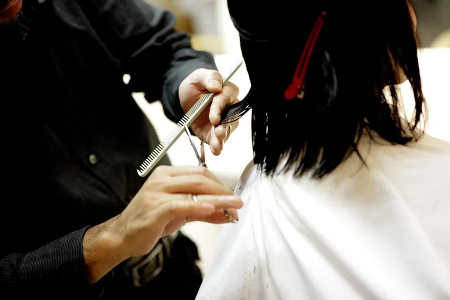 Окрашивание или стрижка волос помогут вам освежить свой образ и наполнить жизнь новыми красками. Фото: Pixabay.com