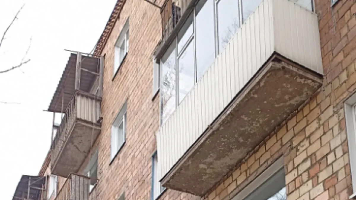 Под Красноярском мужчина попытался выбросить годовалую дочь из окна – на помощь пришла соседка