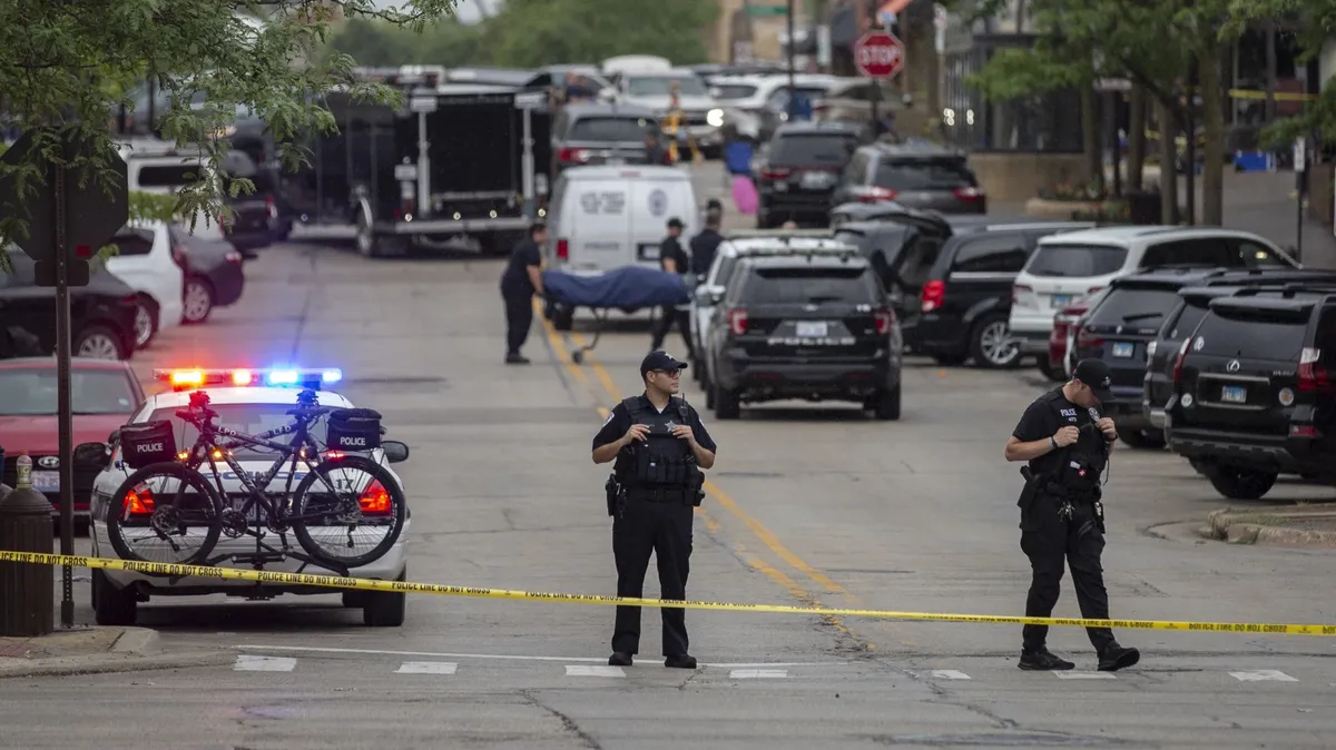 В День независимости 21-летний американец Роберт Кримо с крыши дома в пригороде Чикаго из винтовки открыл стрельбу по колонне людей: шесть убиты и не менее 30 ранены  
