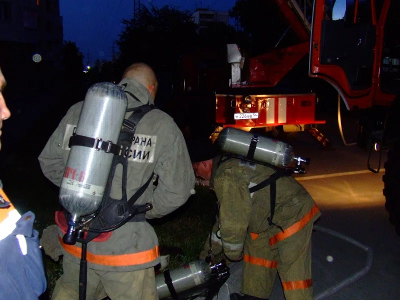 В Бердске загорелся дощатый дом в СНТ «Отдых». Хозяина экстренно разыскивали под завалами