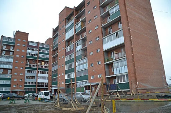 Жильцы домов опасаются обрушения многоэтажек из-за трещин в стенах и фундаменте 