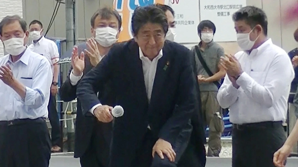 Леденящая душу последняя фотография показывает, как убийца Синдзо Абэ скрывается за его спиной за несколько мгновений до того, как он почти в упор расстрелял экс-лидера Японии 