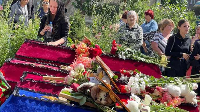 Под Новосибирском похоронили семью из четырех человек заживо сгоревших на пожаре. Самому маленькому члену семьи было 3 годика - фото