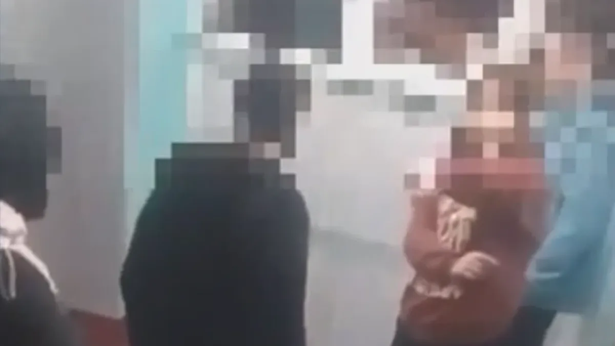 Школьницы жестоко избили сверстницу в подъезде жилого дома в Подмосковье и записали это на камеру