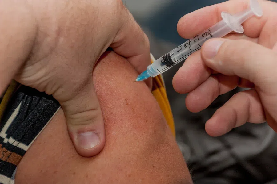 Сколько человек в России заболели коронавирусом после вакцинации, признались в "Векторе"