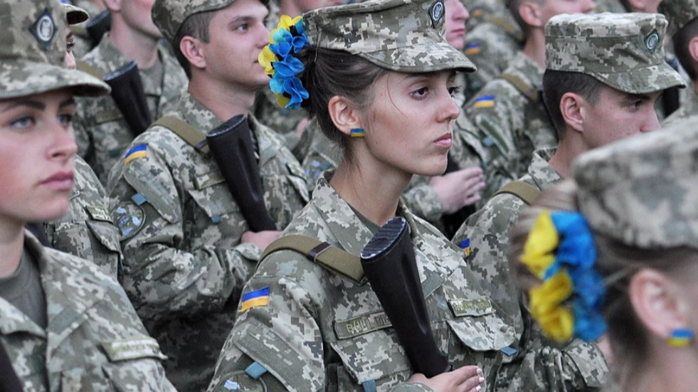 Автомат вместо маникюра: Киев активно готовит мобилизацию женщин по всей Украине. Трусливые мужчины сбежали из страны