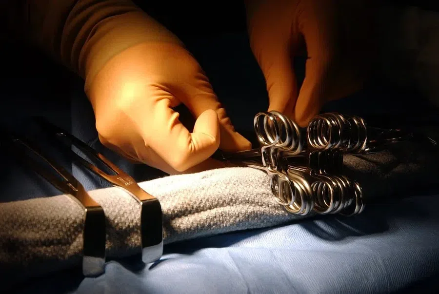 Впервые хирурги в США пересадили сердце свиньи человеку