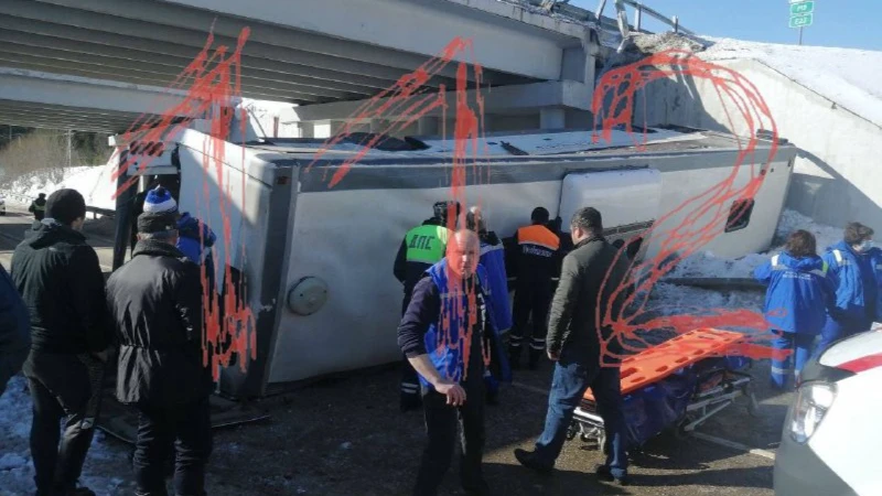 В Подмосковье рейсовый автобус упал с эстакады. Двое пассажиров из 20 погибли - список пострадавших 