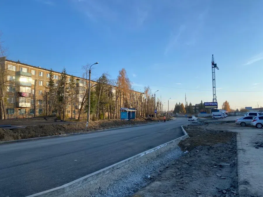 В Бердске открыли для проезда отремонтированную дорогу на ул. Черемушной и начали асфальтировать тротуары за 150 млн рублей